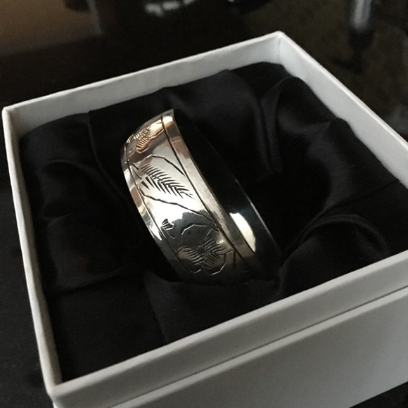 SILVER TONED BANGLE BRACELT - Picture 2 of 7